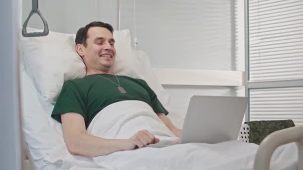 병원에서 침대에 누워있는 즐거운 코카서스 비디오 — 비디오