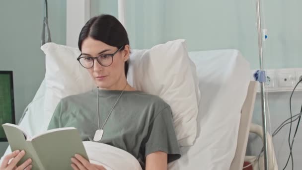 Mulher Branca Que Livro Enquanto Descansa Cama Enfermaria Hospital Recuperando — Vídeo de Stock