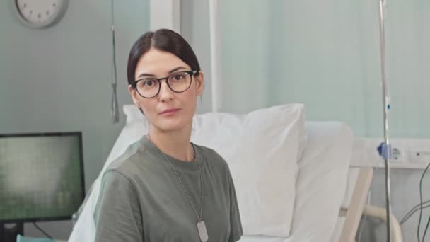 Pas Portrét Bělošky Voják Dívá Kamery Zatímco Sedí Nemocničním Lůžku — Stock video