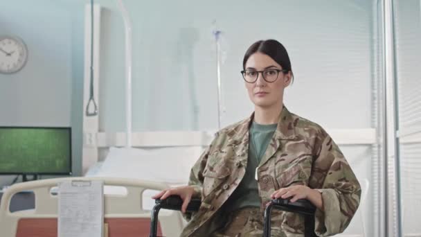 Tekerlekli Sandalyedeki Genç Beyaz Kadın Askerin Portresi Hastane Odasında Kameraya — Stok video
