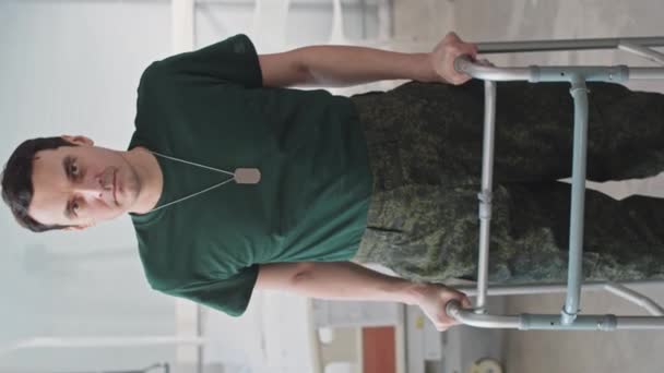 Retrato Vertical Soldado Sério Uniforme Apoiado Caminhantes Quarto Hospital Olhando — Vídeo de Stock