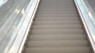 Çağdaş alışveriş merkezlerinde yürüyen merdivenin yakınlaştırılmış görüntüsü yok.