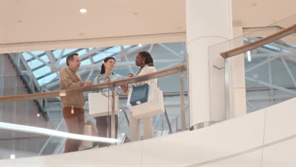 Çağdaş Alışveriş Merkezinde Cam Korkuluklarda Durup Sohbet Eden Gencin Geniş — Stok video