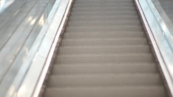 Hay Gente Zoom Tiro Escaleras Mecánicas Trabajo Centro Comercial Contemporáneo — Vídeos de Stock