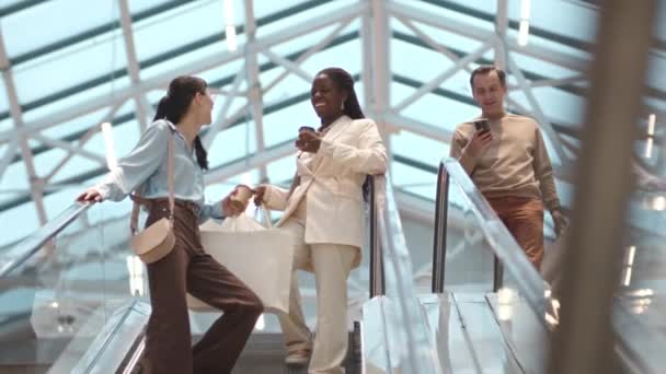 Alışveriş Torbalarıyla Sohbet Eden Modern Alışveriş Merkezlerinde Yürüyen Merdivenlerden Inen — Stok video