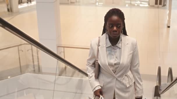 Confident African American Businesswoman Elegant White Suit Going Escalator While — Stock Video