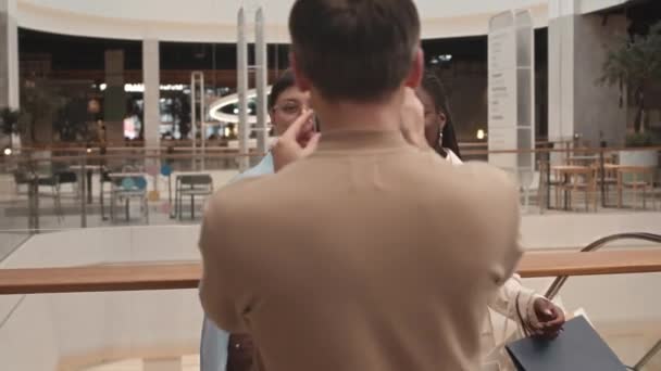 两名多种族女性好友在现代购物中心记录购物日志 — 图库视频影像