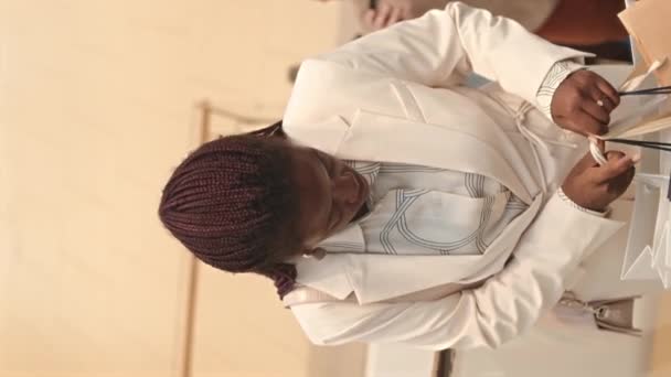 Scatto Verticale Una Giovane Donna Afroamericana Con Sacchetti Carta Mano — Video Stock