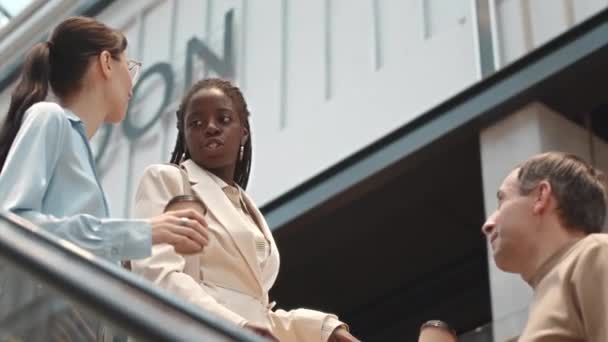 Trois Jeunes Amis Joyeux Diversifiés Descendent Escalier Roulant Dans Centre — Video