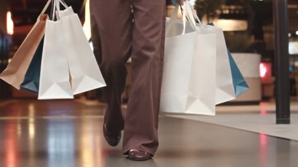 Taraf Düşük Kesim Alışveriş Merkezinde Yürürken Elinde Bir Sürü Kese — Stok video