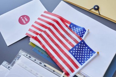 Oylama masasında oy pusulaları olan Amerikan bayraklarının arkaplan resmi, boşluk kopyala