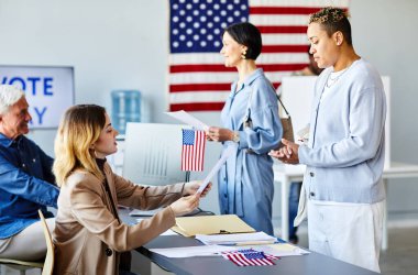 Seçim günü oy kullanan genç siyahi bir kadının arka planda Amerikan bayrağı bulunan portresi, kopyalama alanı