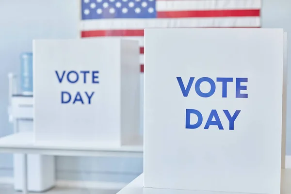 Предпосылки Контекст Image Voting Booths Words Vote Day American Flag — стоковое фото