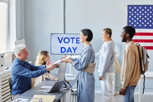 Widok Boku Różne Grupy Ludzi Kolejce Głosowania Dniu Wyborów Kopiowanie — Zdjęcie stockowe