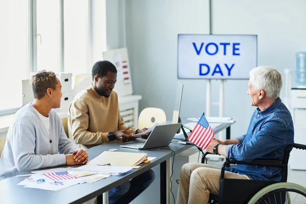 米国国旗で選挙日に投票所で障害のある上級男性のサイドビュー肖像画 — ストック写真