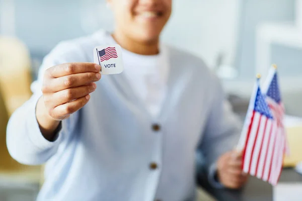 Close Person Holding Voting Sticker American Flag Focus Foreground Copy — Stock Photo, Image