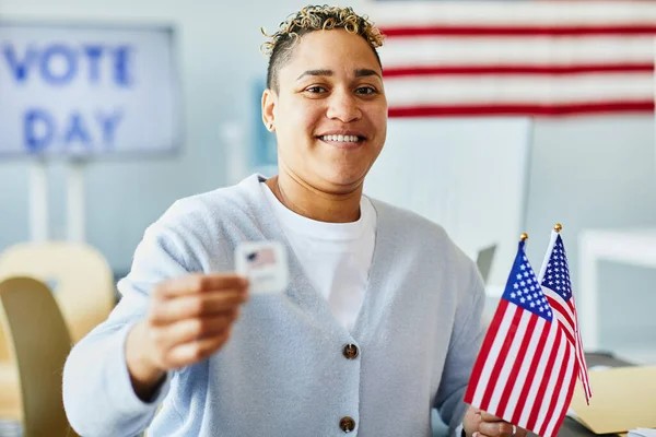 Seçim Günü Elinde Etiketi Amerikan Bayrağı Tutan Gülümseyen Kişinin Belini — Stok fotoğraf