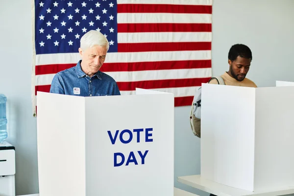 米国旗に反対する選挙日に投票ブースで2人の人の肖像画 スペースをコピー — ストック写真