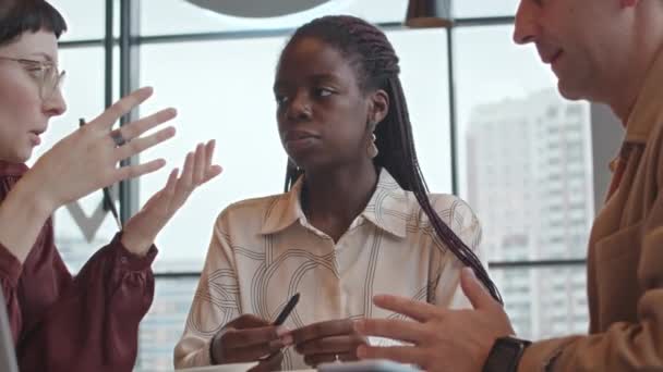 Três Colegas Masculinos Femininos Diversificados Que Brainstorming Ideias Projeto Durante — Vídeo de Stock