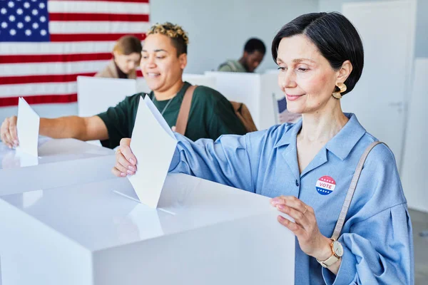 アメリカ人女性が投票して投票する笑顔の肖像画 — ストック写真