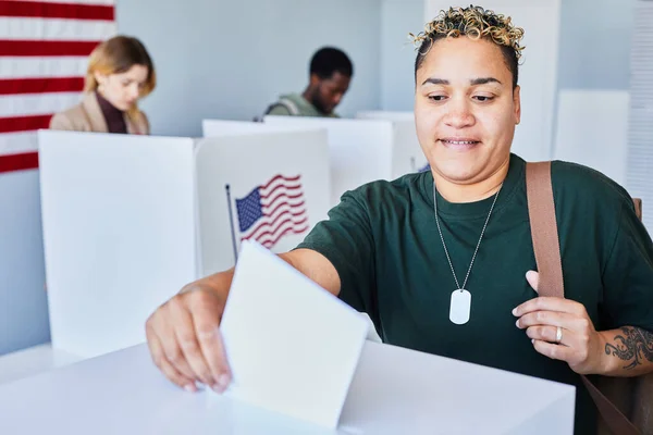 選挙の日に投票し 投票するタトゥーを持つ現代アメリカ人女性の肖像画 スペースをコピー — ストック写真