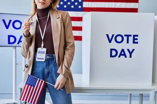 アメリカの国旗を掲げて投票所に立っている間 私はステッカーに投票する若い女性のクロップショット コピースペース — ストック写真