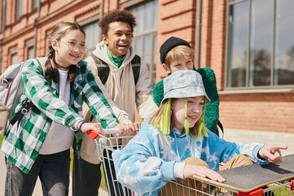 Group Happy Teens Having Fun Outdoors Rolling Girl Shopping Cart — Stock Photo, Image
