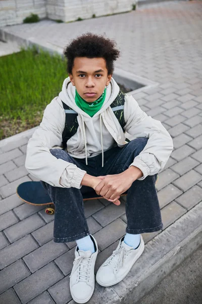 Porträt Eines Afrikanischen Teenagers Der Auf Seinem Skateboard Sitzt Und — Stockfoto