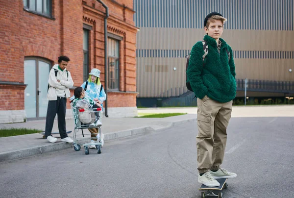 스케이트 보드에 카메라를 친구와 시간을 보내는 소년의 초상화 — 스톡 사진