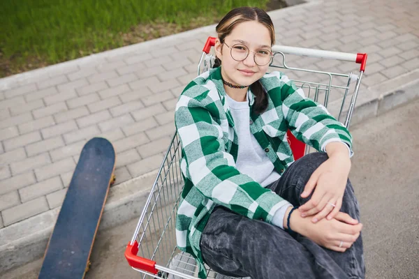 Retrato Adolescente Óculos Roupas Casuais Sorrindo Para Câmera Enquanto Está — Fotografia de Stock