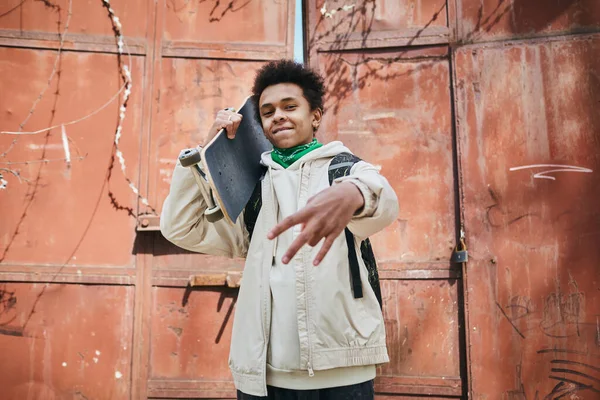 Porträtt Afroamerikansk Åkare Pojke Som Håller Skateboard Och Gester Vid — Stockfoto