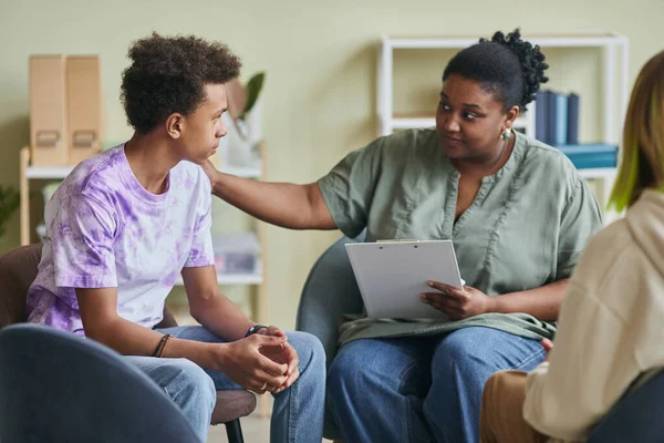African Young Psychologist Talking Teenage Boy Therapy Session Classroom — Stock Photo, Image