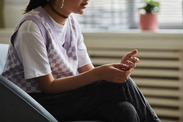 Koltuğunda Oturan Psikoterapi Seansı Sırasında Konuşan Genç Kızın Yakın Çekimi — Stok fotoğraf