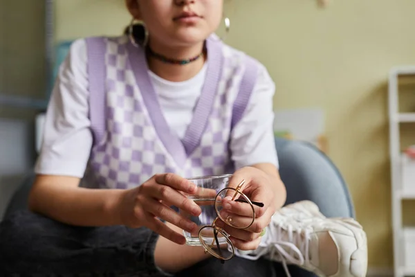 Nahaufnahme Eines Teenagers Der Mit Einem Glas Wasser Auf Einem — Stockfoto