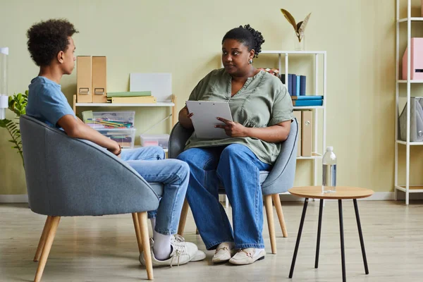 African School Psychologist Talking Difficult Teenage Boy Session While Sitting — Stock Photo, Image