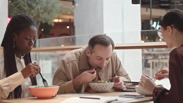 Trois Collègues Différents Bavardant Pendant Pause Déjeuner Dans Café Moderne — Video