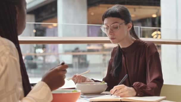 Équipe Multiethnique Collègues Discutant Travail Pendant Pause Déjeuner Dans Centre — Video
