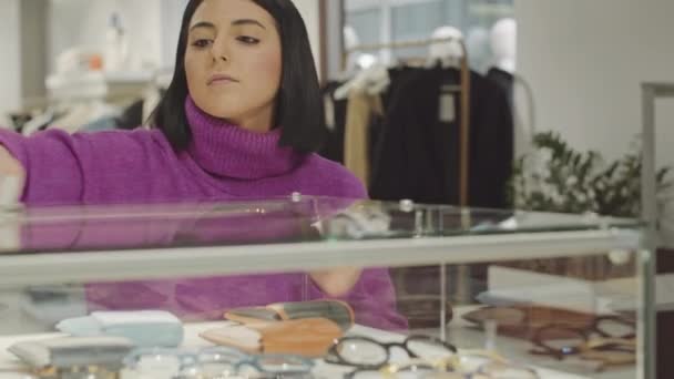 Молода Близькосхідна Жінка Помічник Магазину Протирає Вікно Гаманцями Окулярами Іншими — стокове відео