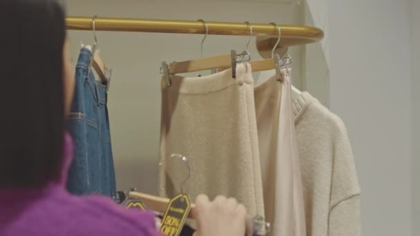 Помічник Жіночого Магазину Покласти Дисконтні Мітки Вішалки Стильному Магазині Одягу — стокове відео