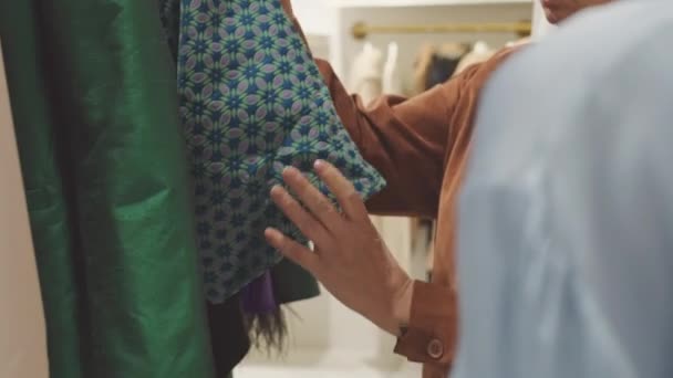 Помічник Магазину Показує Ідеальні Високоякісні Предмети Одягу Покупки Жіночих Клієнтів — стокове відео