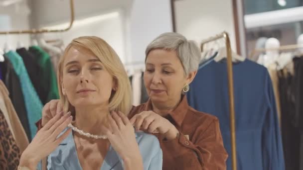 Mulher Loira Atraente Com Ajuda Assistente Loja Feminina Experimentando Belo — Vídeo de Stock
