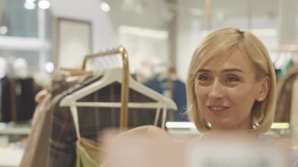 Glada Blonda Kvinna Försöker Kamel Hatt Framför Spegeln När Gör — Stockvideo