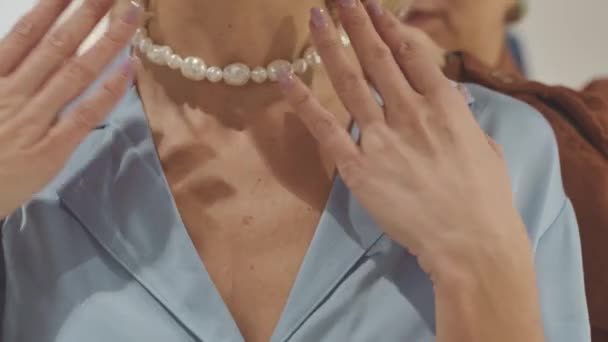 Plan Recadré Femme Blonde Essayant Collier Perles Coûteux Dans Bijouterie — Video