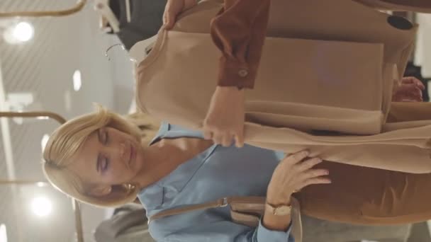 Vertikální Záběr Dobře Vypadající Blondýny Nakupování Oblečení Značkovém Butiku Osobním — Stock video