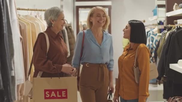Середній Портрет Трьох Веселих Багатоетнічних Жінок Які Посміхаються Камеру Купуючи — стокове відео