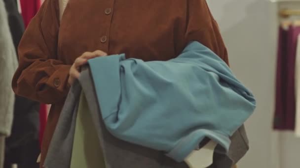 Oříznutý Záběr Nerozpoznatelné Ženy Nesoucí Oblečení Ramínkách Rukou Kráčejících Podél — Stock video
