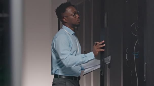 Joven Hombre Negro Que Trabaja Como Técnico Centro Datos Caminando — Vídeos de Stock