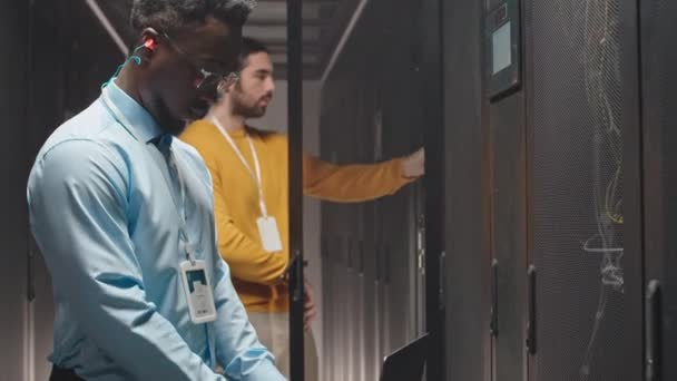 Deux Ingénieurs Informatiques Masculins Multiethniques Contrôlant Travail Matériel Dans Salle — Video