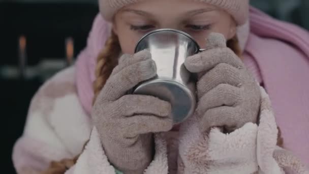 Burnunda Sevimli Çilleri Olan Kışın Termostan Sıcak Çay Içerken Kameraya — Stok video
