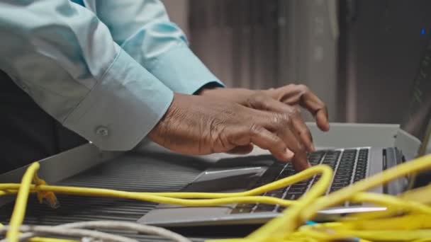 Крупним Планом Руки Невпізнаваного Афроамериканського Техніка Друкує Програмний Код Ноутбуці — стокове відео